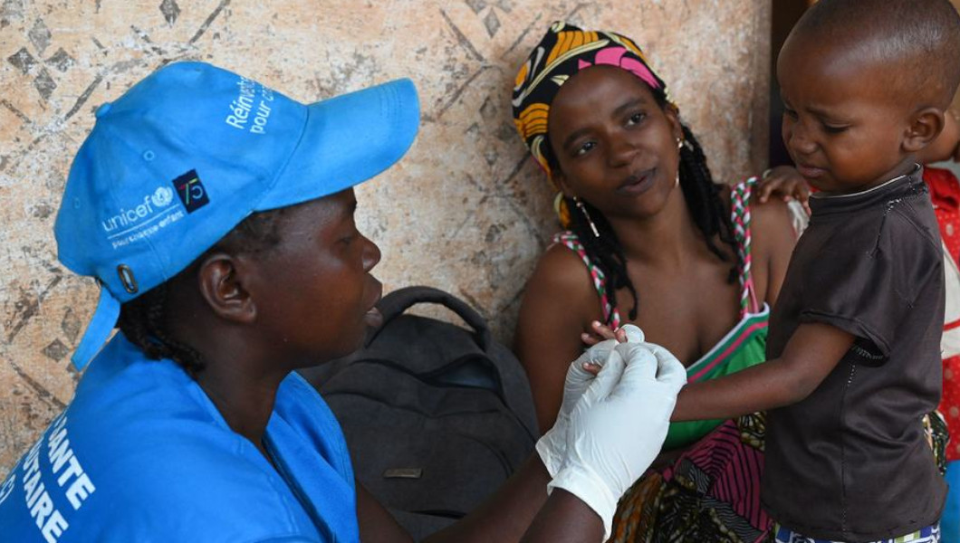 Vers une génération sans hépatite : le Cameroun renforce sa riposte avec la vaccination dès les premières heures de vie | Crédit photo : © UNICEF/Frank Dejongh
