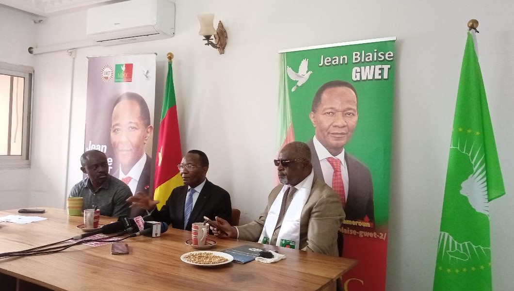De gauche à droite : Dr Serge Alain Godong, fondateur et directeur général de 7News TV (modérateur) ; Jean Blaise Gwet, président du MPCC ; Christophe Tchuise, conseilleur spécial du président du MPCC ; 20 mai 2025, Yaoundé | Crédit photo : GBW