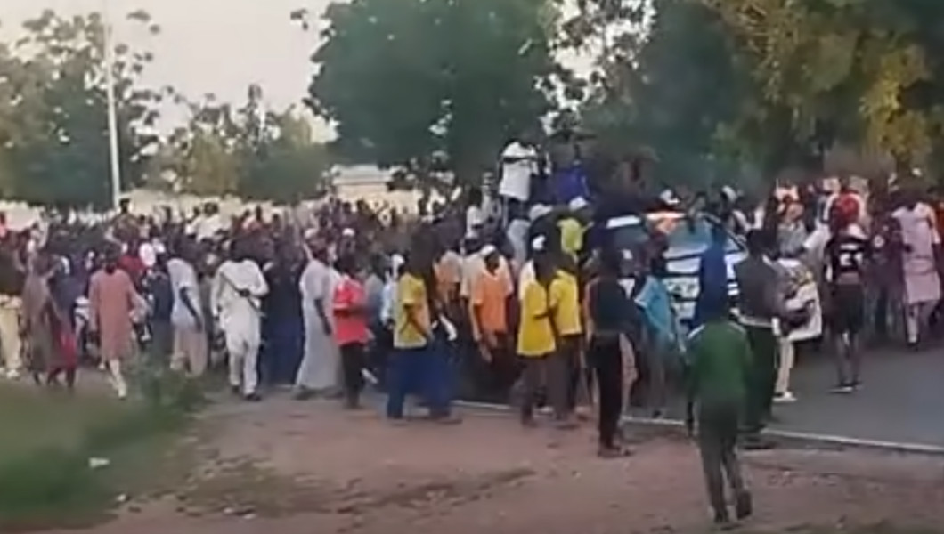 12 octobre 2025 : une foule immense raccompagne Issa Tchiroma Bakary à son domicile après le vote | Crédit photo : N'ZM