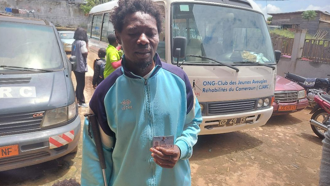 Vote inclusif : la pochette tactile, une lueur d’autonomie pour les électeurs non-voyants | Crédit photo : ME