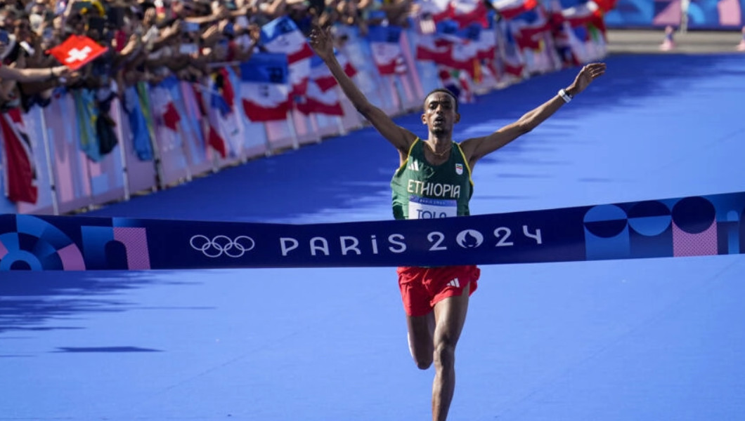 l'Éthiopien Tamirat Tola remporte le marathon de Paris et bat le record olympique | Crédit photo : RFI