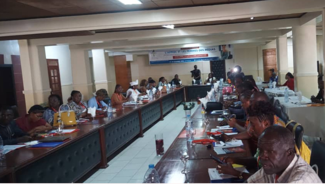 AFPEEC et femmes de médias main dans la main  | Crédit photo : ME