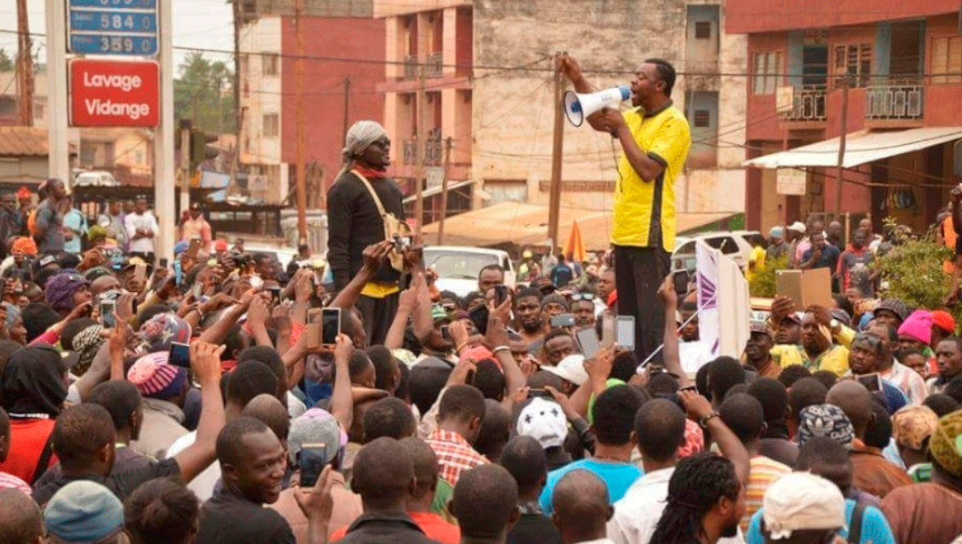 Mancho Bibixy Tse et le cercueil de sa condamnation. 15 ans de prison ferme /©CameroonNewsAgency